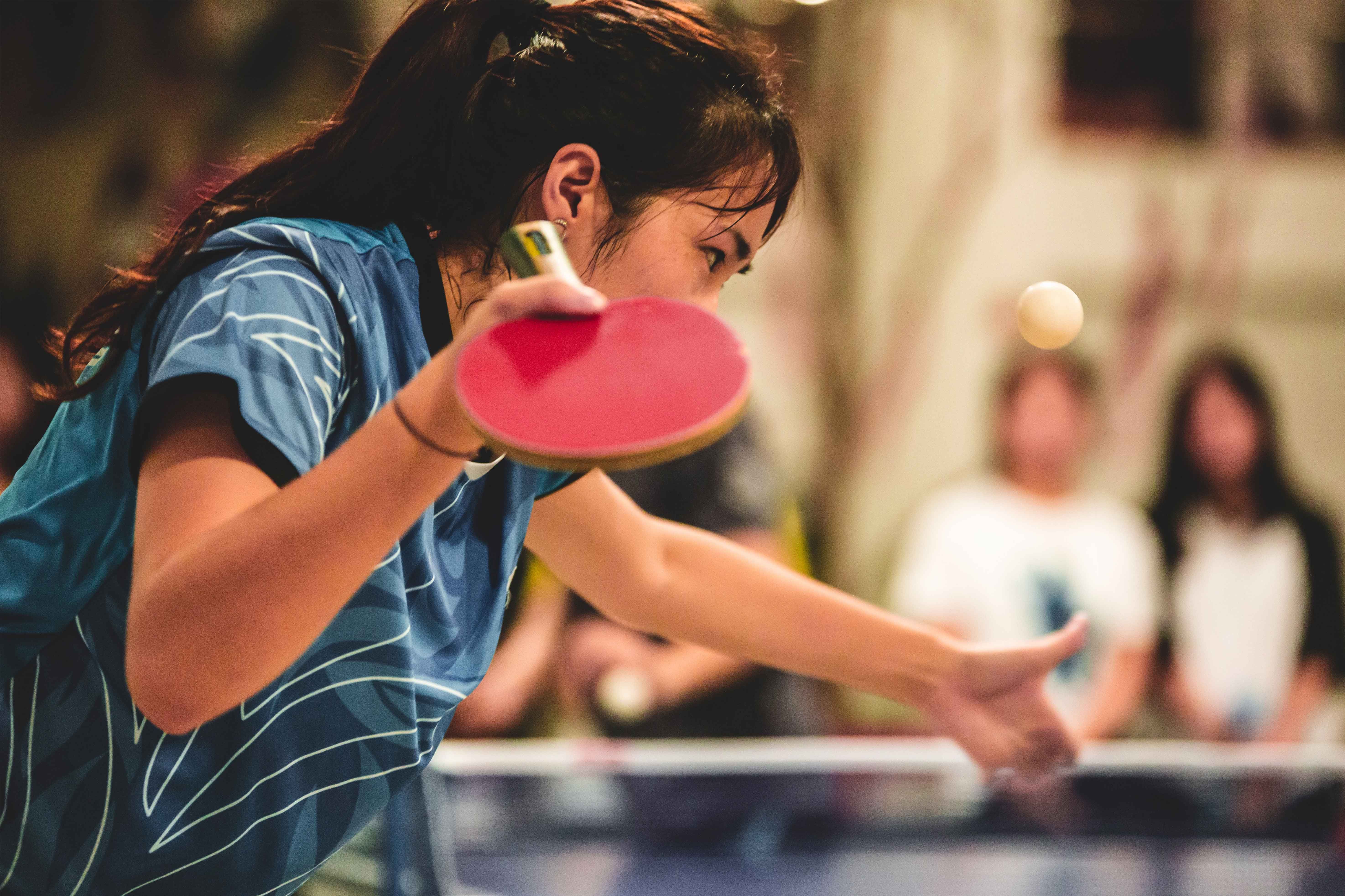 studentka gra w ping ponga